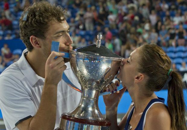 Jerzy Janowicz e Agnieszka Radwanska beijam Copa Hopman após triunfo sobre os EUA. Foto: Tony Ashby