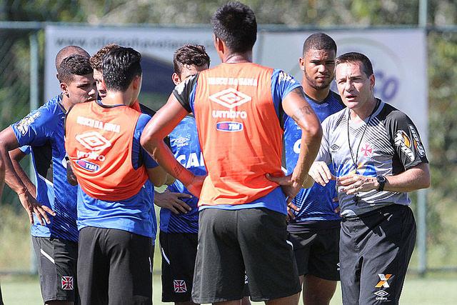 Neste sábado, o técnico Doriva comandou treinos de manhã e à tarde em Pinheiral