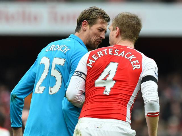 Criticado pelo pai de Szczesny, Mertesacker foi o responsável por marcar o atacante Peter Crouch (Foto: Ben Stansall)