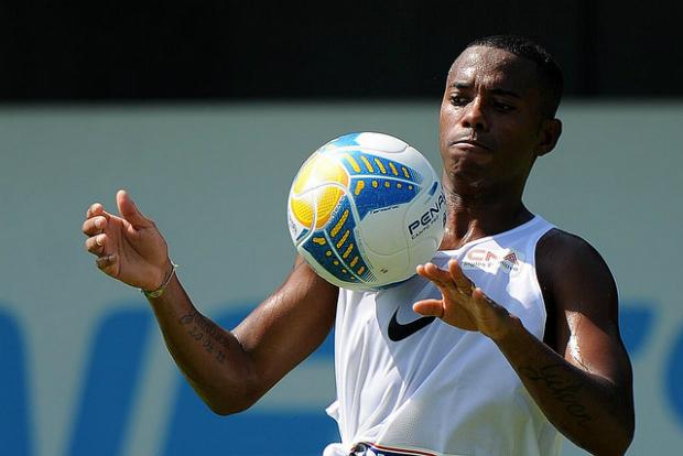 Sob sol forte, os jogadores do Santos realizaram treinos com bola