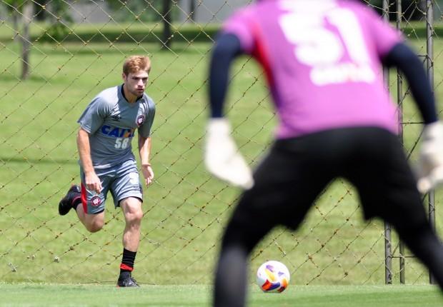 O lateral Héracles já defendeu a camisa do Atlético-PR em 85 partidas (Foto: Gustavo Oliveira)