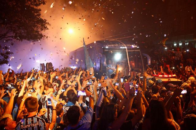 Multidão de cerca de dois mil torcedores se reuniram em frente ao hotel para saudar elenco do Tricolor Gaúcho