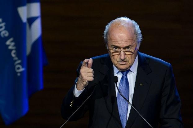 O presidente da Fifa, Joseph Blatter, criticou o envolvimento do Barcelona no aliciamento de atletas (Foto: Fabrice Coffrini)