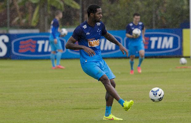 Dedé sofreu um edema ósseo em novembro de 2014 (Foto: Denilton Dias)