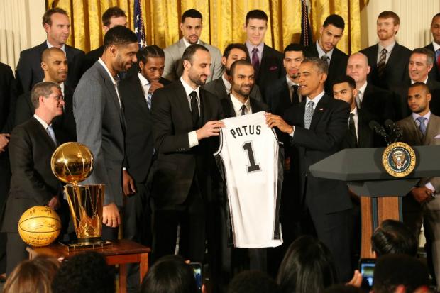 Na visita dos Spurs, Obama foi presenteado com uma bola autografada e uma camisa personalizada