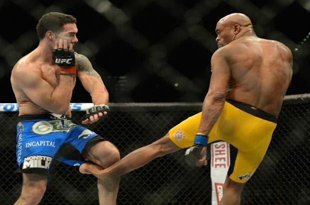 Anderson Silva teve a perna esquerda lesionada na luta contra Chris Weidman, em dezembro de 2013 (Foto: Jayne Kamin)