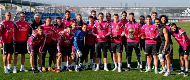O elenco do Real Madrid posou para foto ao lado do Bola da Ouro nos treinamentos desta terça-feira