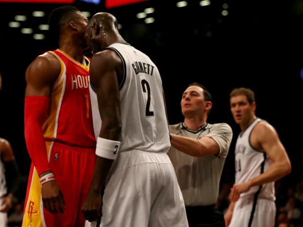 Dwight Howard (à esquerda) e Kevin Garnett (à direita) se desentederam com apenas quatro minutos de jogo