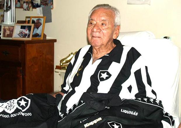 Considerado ídolo eterno do Botafogo, Nilton Santos faleceu em novembro de 2013