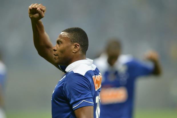 Substituto natural de Goulart, Júlio Baptista espera voltar a ter sequência de jogo nesta temporada