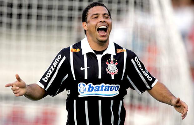 A última camisa que o Fenômeno vestiu profissionalmente dentro das quatro linhas foi a do Corinthians