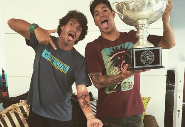 Charles Saldanha, padrasto de Gabriel Medina, cumpriu sua promessa e tatuou o título mundial do enteado