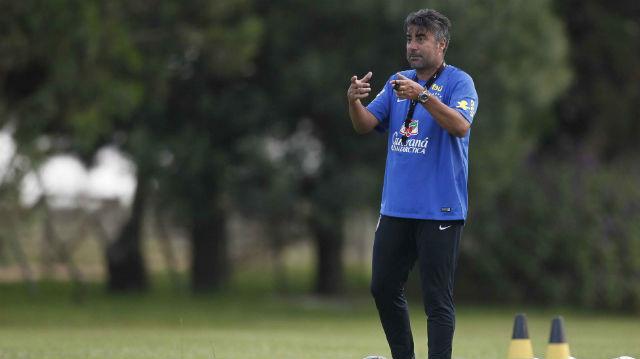Gallo pega leve nos trabalhos físicos e prioriza sono dos atletas na véspera da estreia do Sul-Americano Sub-20