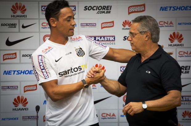 Ricardo Oliveira chega ao Santos prometendo mostrar o seu valor em apenas quatro meses - tempo do contrato