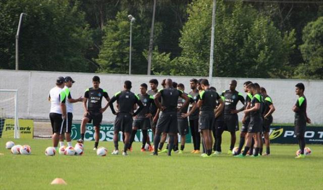 Glydiston Ananias parabenizou os atletas do Coritiba por estarem bem fisicamente após as férias