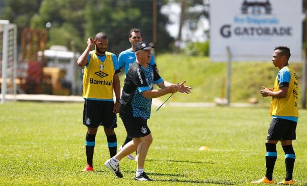 No treino desta quinta-feira, o treinador Luis Felipe Scolari começou a esboçar time para a temporada