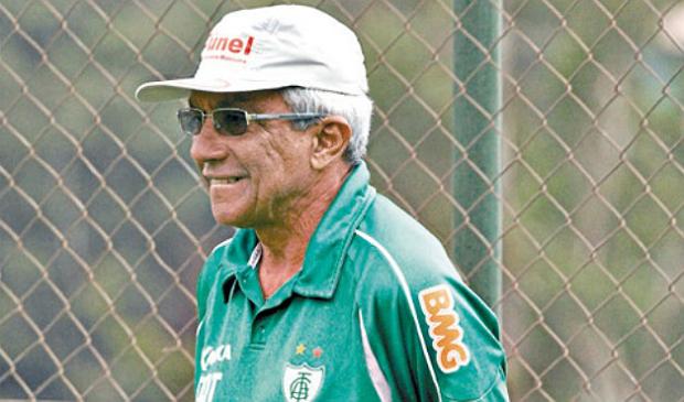 Givanildo Oliveira montou três equipes distintas durante o treino desta quinta-feira