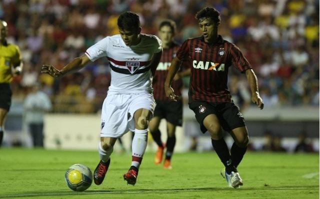 São Paulo e Atlético-PR fizeram um jogo equilibrado; o Tricolor foi superior no segundo tempo e levou a melhor