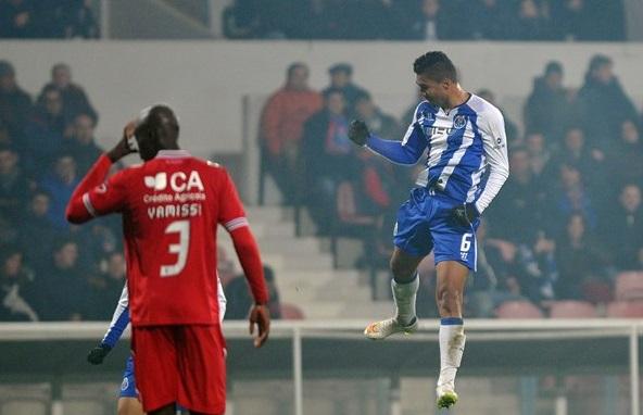 O volante Casemiro está de volta ao time titular do Porto; Equipe enfrenta o Penafiel neste sábado