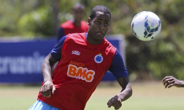 O zagueiro Dedé passará por cirurgia com recuperação entre 6 e 8 meses (Washington Alves/Lightpress)
