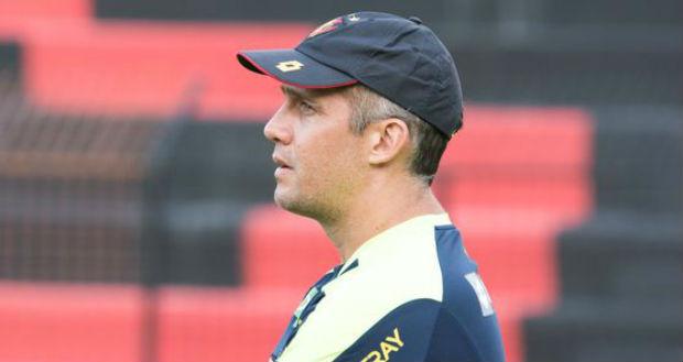 Eduardo Baptista faz testes e projeta equipe titular (Foto: Lino Sultanum)