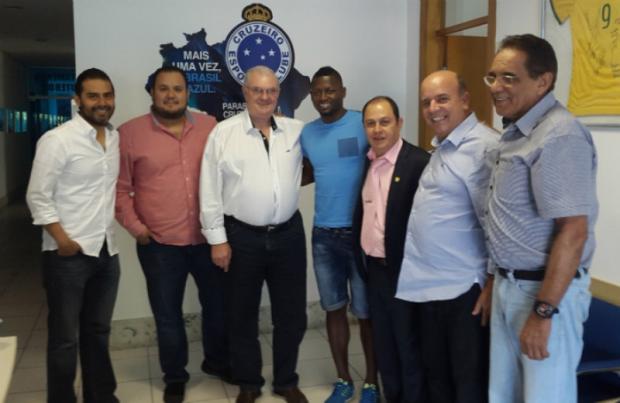 O atacante colombiano Riascos (centro) chegou ao Cruzeiro nesta sexta-feira para realizar exames médicos