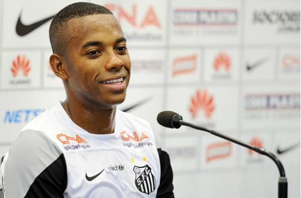 Em meio à crise que levou vários atletas a processarem o Santos, Enderson torce pela permanência de Robinho