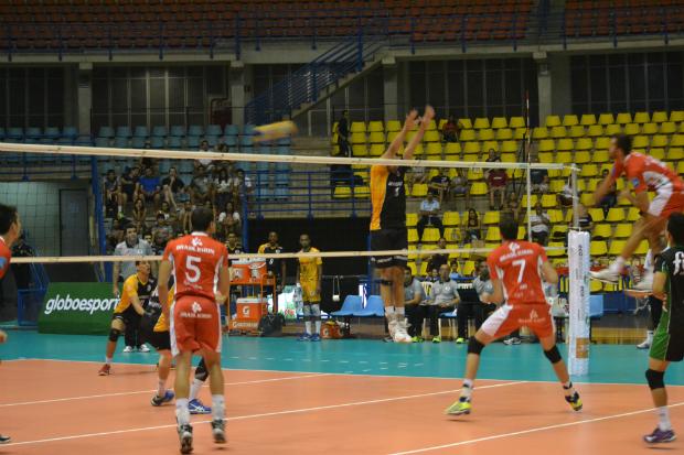O time do Brasil Kirin saiu atrás no marcador, mas conseguiu reagir sobre o São Bernardo e triunfou por 3 sets a 2
