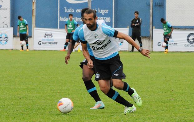 Hernán Barcos sofreu uma pancada e sentiu lesão no treino do Grêmio neste sábado; Jogador saiu aos 29 minutos
