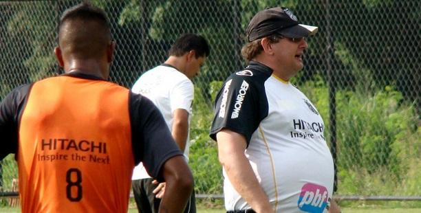 Guto Ferreira está ansioso para aumenar os treinamentos táticos na Ponte Preta (Foto: Guilherme Dorigatti/PontePress)