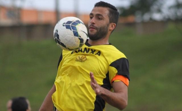 Após defender o Criciúma em 2014, o zagueiro Ronaldo Alves está próximo de ser apresentado pelo rival Avaí