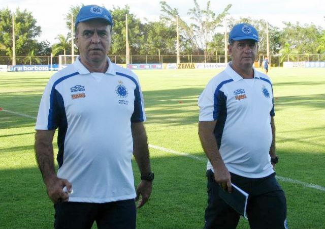 Amparado pelo auxiliar, Marcelo Oliveira lamenta disparidade física das equipes e quer extrair lição da derrota