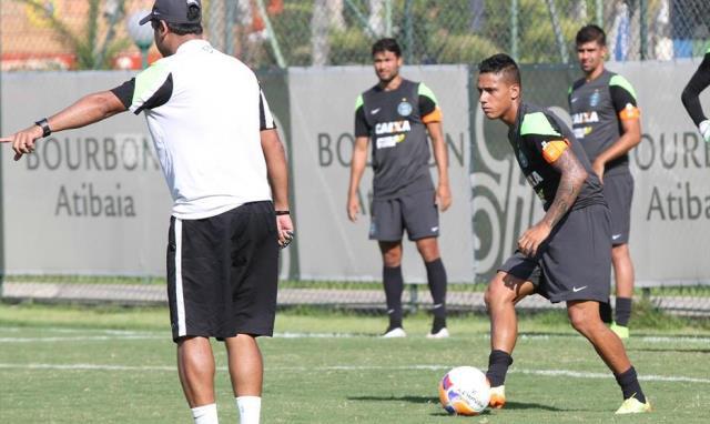 O treinador Marquinhos Santos está aproveitando a pré-temporada em Atibaia-SP para montar a equipe de 2015
