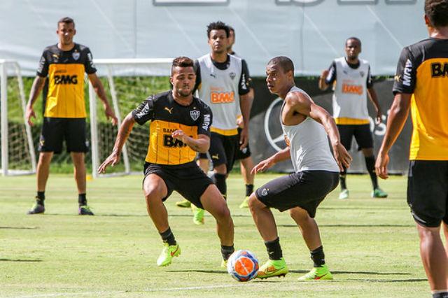 Rafael Carioca (E) acredita que competição pela titularidade aumentará rendimento dos atletas nos treinos