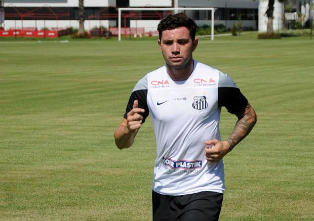 O alto pedido salarial é o empecilho para que o lateral-esquerdo chileno Mena assine com o Cruzeiro