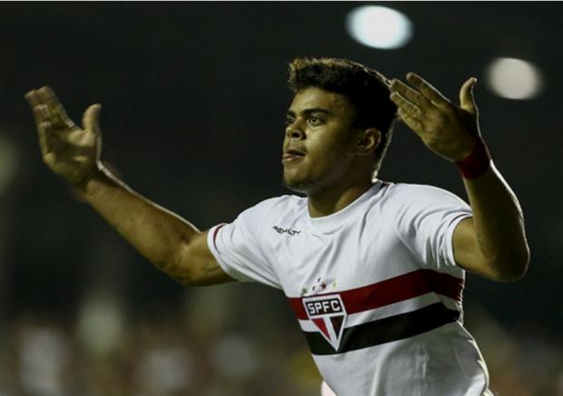 Após marcar dois no primeiro tempo, João Paulo encerrou o placar com gol olímpico (Foto: Miguel Schincariol)