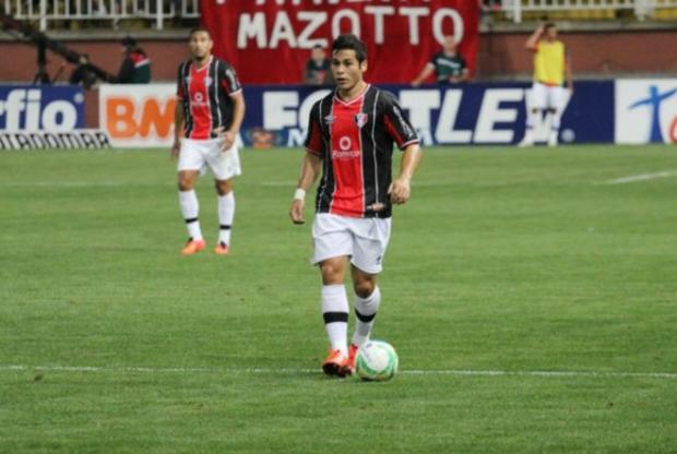 Com contrato com o JEC até dezembro de 2015, o lateral-esquerdo ficará na França por seis meses