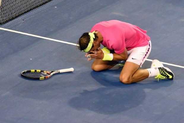 Com dores e mal-estar, Nadal quase desistiu, mas seguiu firme e derrotou Smickzek em cinco sets e mais de quatro horas