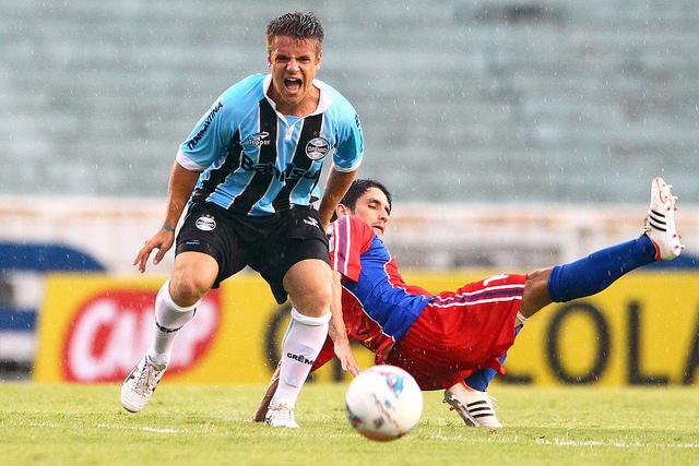 Com uma contusão no ligamento do joelho direito, Ramiro deve ficar um mês longe dos gramados