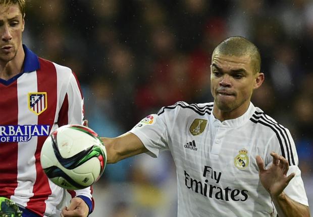 Pepe precisou sair de campo no início do segundo tempo. Derrotado, o Real Madrid foi eliminado da Copa do Rei(Foto: JAVIER SORIANO)