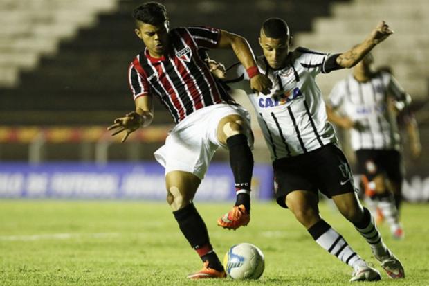 João Paulo divide bola com Arana: o camisa 9 tricolor lutou, mas passou em branco (Foto: Miguel Schincariol)