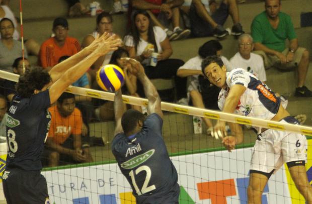 O Taubaté passou pelo Cruzeiro por 3 sets a 1 para chegar à final da Copa Brasil