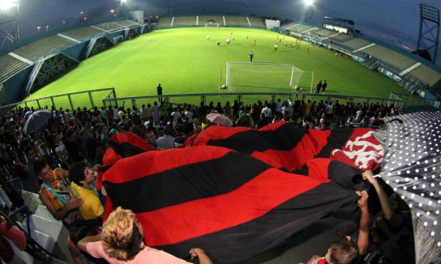 A atividade flamenguista no campo do São Raimundo-AM recebeu bom público (Foto: Gilvan de Souza)