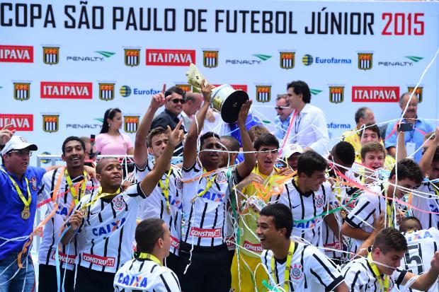Visivelmente emocionados, os garotos do Timão ergueram a nona taça do clube na Copinha