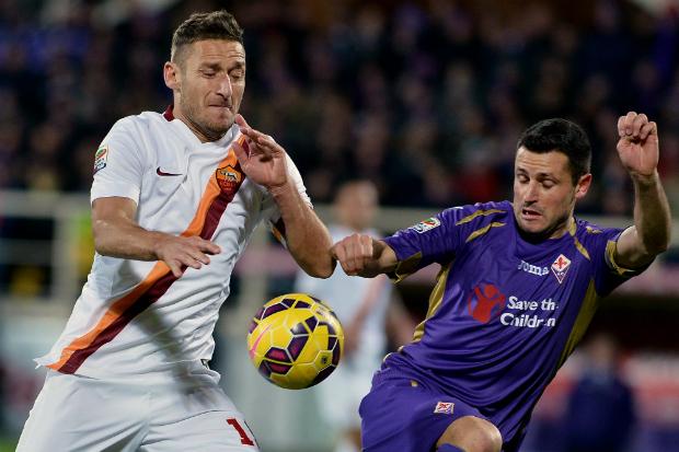 Fiorentina e Roma ficaram no empate em 1 a 1. A equipe da capital da Itália viu a Juventus se distanciar na classificação (Foto:TIZIANA FABI)