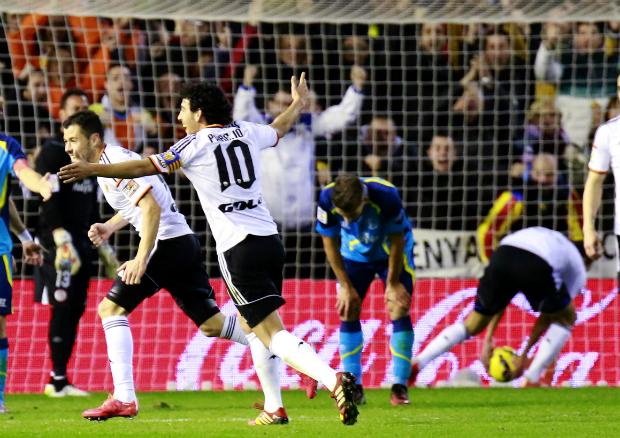 Javi Fuego e Daniel Parejo garantiram a vitória do Valencia (Foto: JOSE JORDAN)