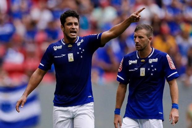 Léo (à esquerda) confia no plantel do Cruzeiro e vê o time ainda em evolução (Foto: Nalu Rosa/LightPress)