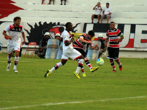Santa Cruz demonstrou melhor futebol em relação ao amistoso contra o Zalgiris Vinius-LIT (Foto: Jammil Gomes)