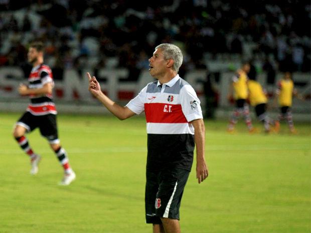 Treinador não se emploga, mas vê evolução do time (Foto: Antonio Melcop)