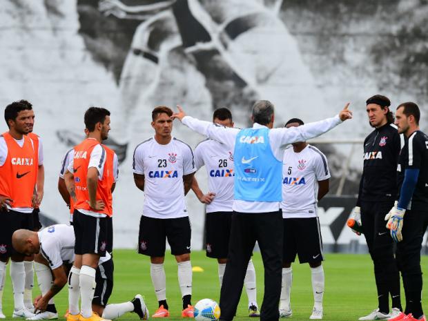 Tite não economizou nas palavras durante o treinamento técnico e primava pelo toque de bola a todo momento